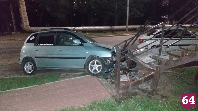 В Саратове пьяный водитель иномарки сбил пешехода и врезался в кучу щебня