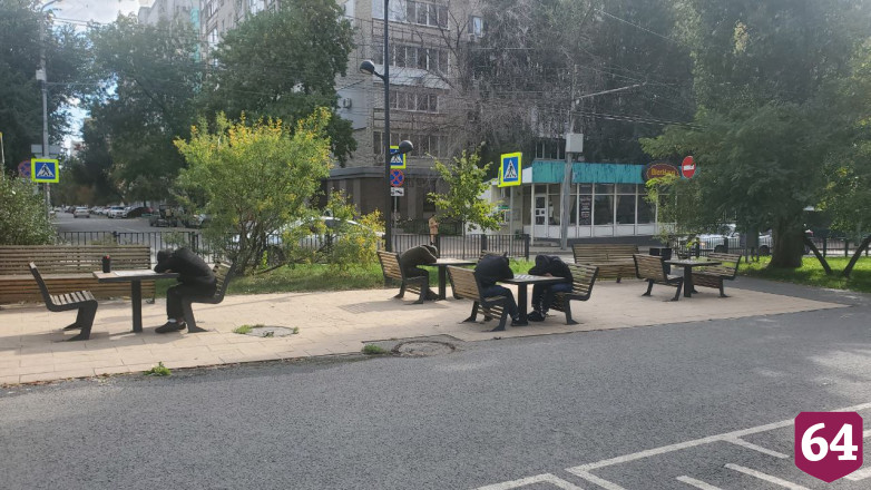 В центре Саратова заметили группу «спящих шахматистов»