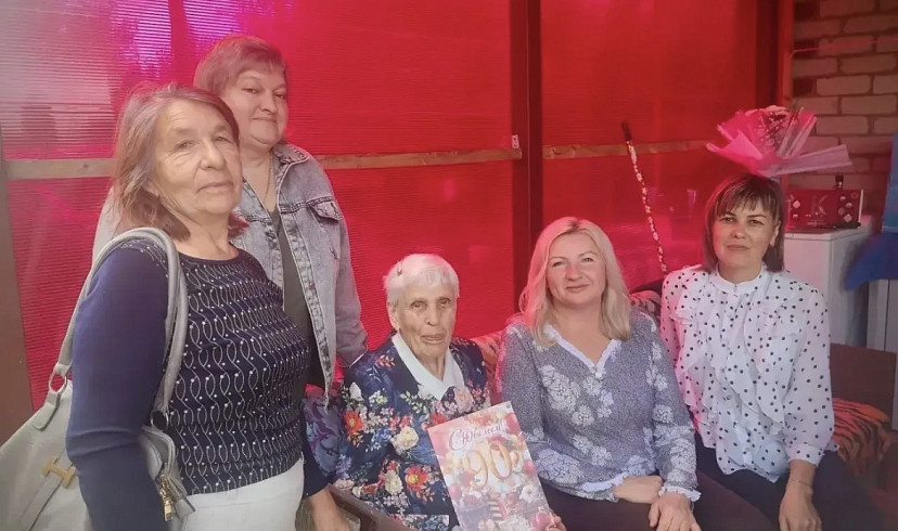 Саратовская долгожительница в 90 лет интересуется новостями в селе и стране 