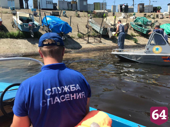 У лодочной базы Саратова в Волге обнаружили нефтяные пятна
