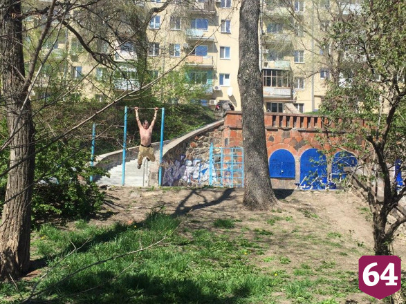 Первомайские прогулки саратовцы разнообразили купанием в Волге