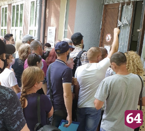 Директор призвал посетителей не толпиться у здания МФЦ