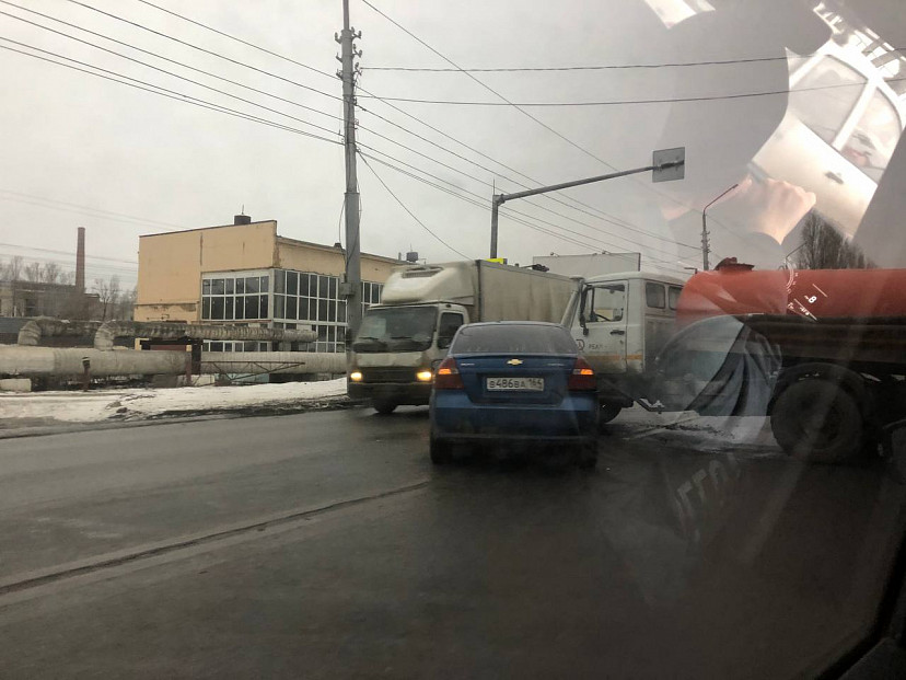 Улица Шехурдина заблокирована из-за ДТП с автоцистерной