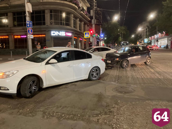 Легковушка протаранила иномарку у цветочного магазина в центре Саратова