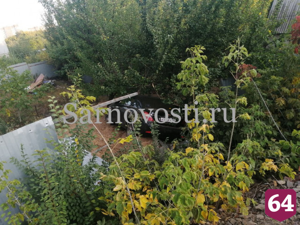 В Саратове пьяный водитель влетел во двор частного дома и сбежал