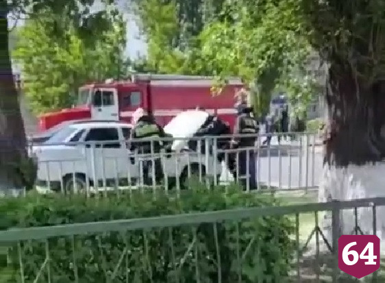 Очевидцы тушили горевший на дороге автомобиль