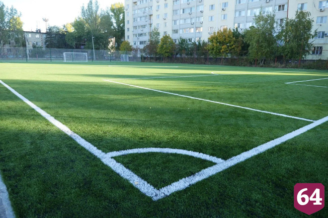 В Энгельсе для победителей футбольного турнира построили спортплощадку