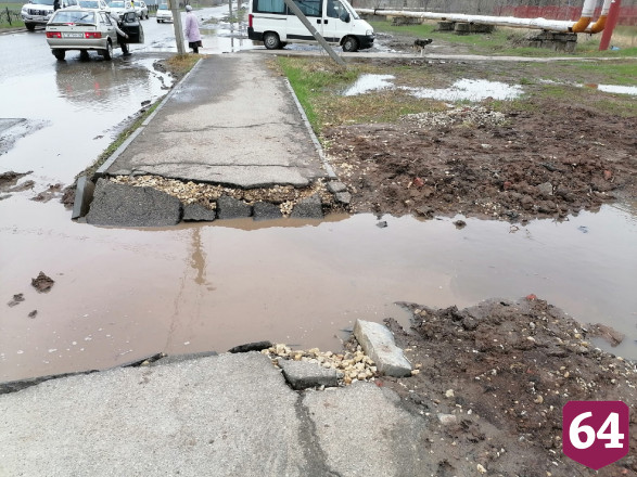 Рядом с больницей после дождя провалился тротуар