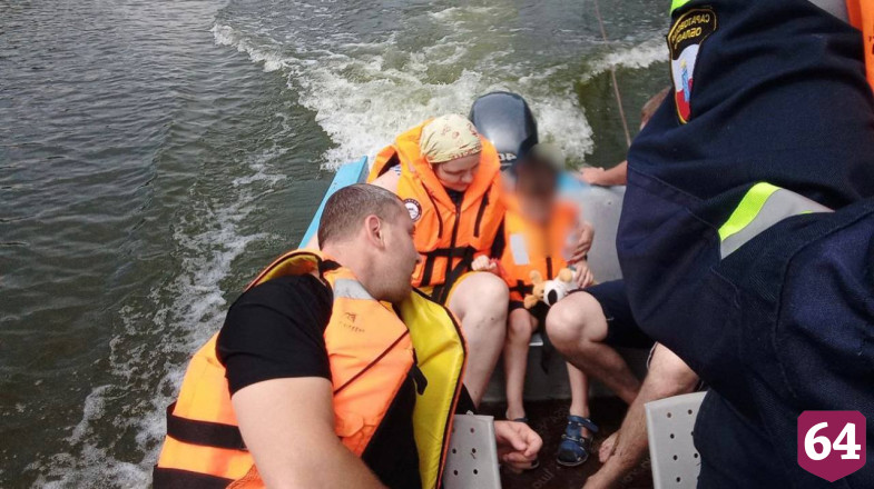 Под Саратовом семья с ребенком перевернулась на лодке