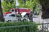 Очевидцы тушили горевший на дороге автомобиль