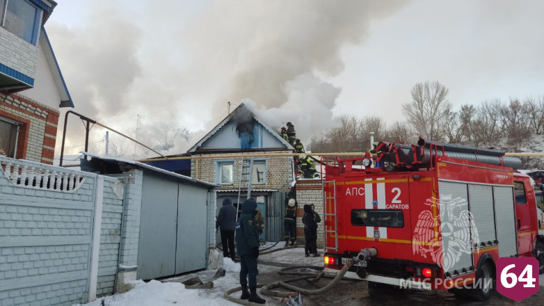 В Саратове отбивают от огня два дома 