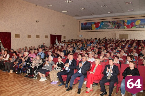 В энгельсском интернате пел Сметанников и вручали юбилейные медали 