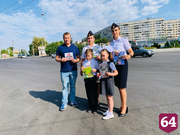 В День знаний школьники на дороге читали водителям стихи 