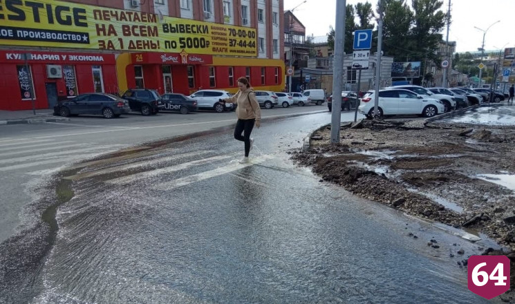 В центре Саратова дорожные рабочие повредили водопровод