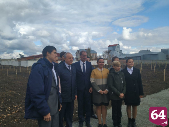 В Татищеве по инициативе молодежи высадили фруктовый сад 
