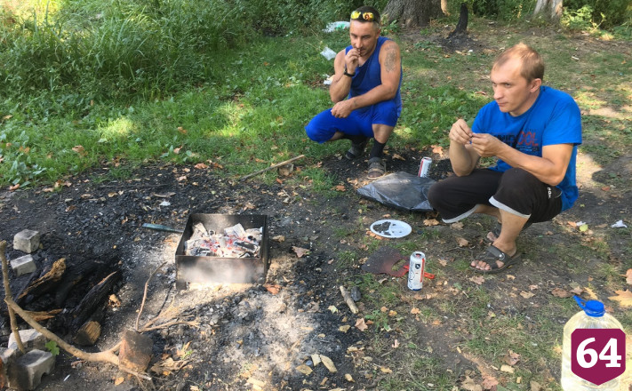 Саратовцы вопреки запретам жарят шашлыки на Кумысной поляне 