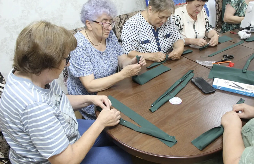 В Саратовской области пенсионеры шьют стильные шоперы из джинсы