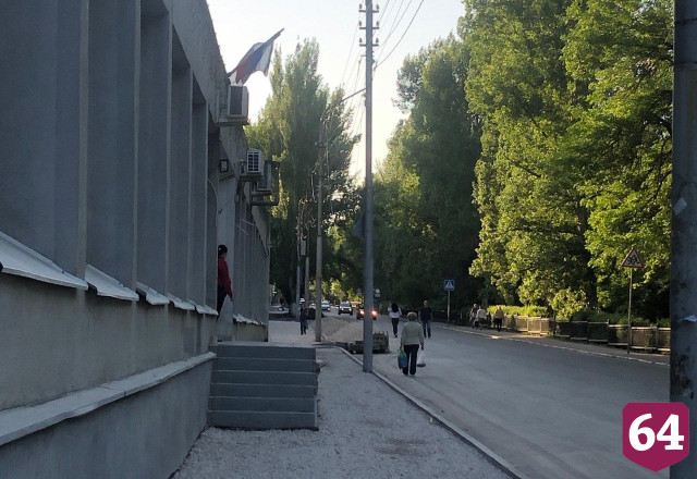 Жители Саратова на самоизоляции гуляют возле закрытого горпарка