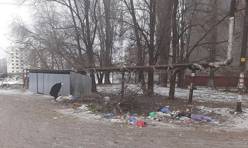 Саратовцы высмеяли установку замков на контейнерной площадке