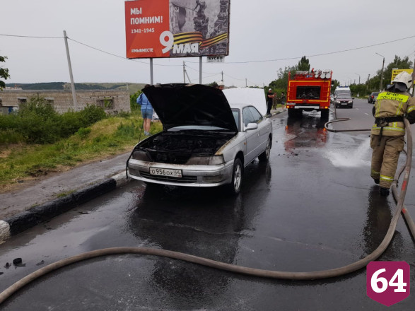 Под Саратовом пожарные ехали с вызова и потушили горящую иномарку