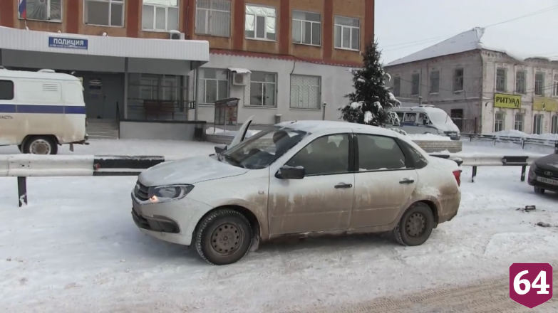 Полицейские спасли водителя внедорожника после аварии