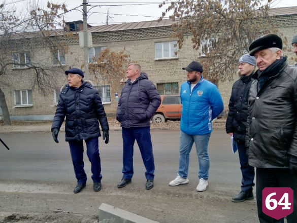 Губернатор раскритиковал строителей за мусор и ямы на территории детского сада в Саратове 