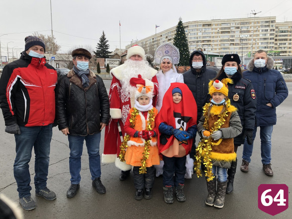 Саратовские полицейские переоделись в костюмы Деда Мороза и Снегурочки 