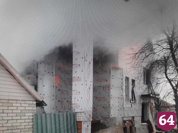При установке натяжных потолков обрушился и загорелся 2-этажный дом под Саратовом