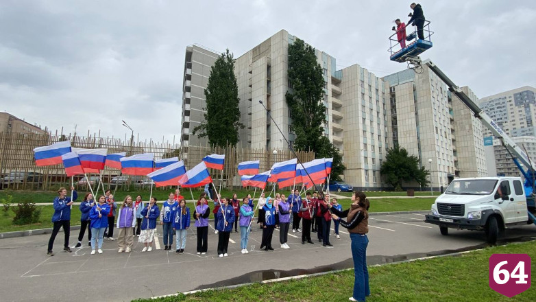 В Саратове накануне Дня России прошел патриотический флешмоб