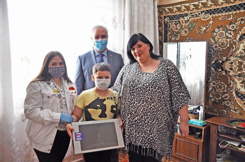 Депутат и волонтеры вручили второкласснику новый ноутбук