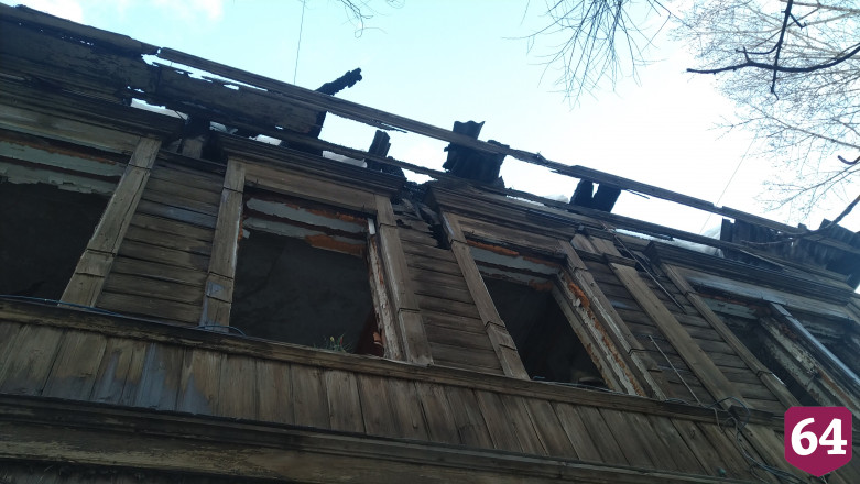 В центре Саратова рушится сгоревший дом