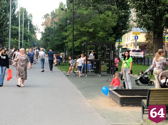 Жители Саратова снова вышли на прогулку без масок