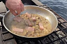 Саратовский силач приготовил яичницу из страусиных яиц