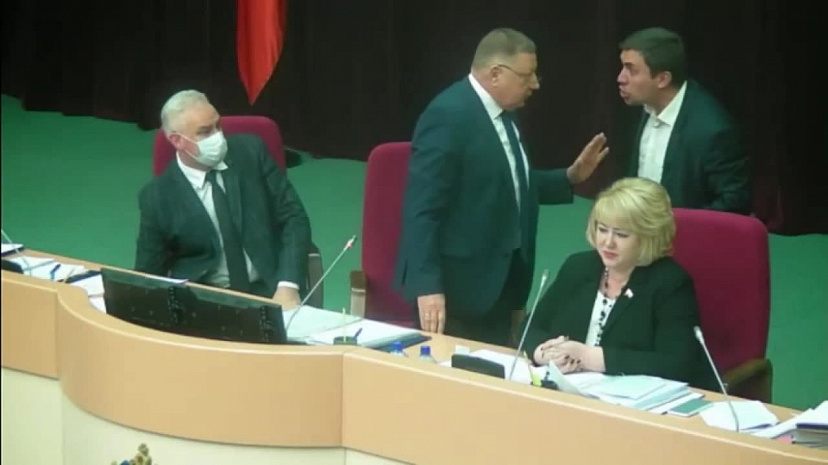 Саратовский коммунист ворвался в президиум облдумы и устроил скандал
