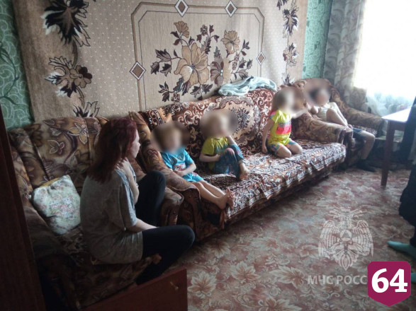 Из горящей квартиры под Саратовом спасли мать и четверых детей