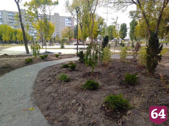 В новый саратовский сквер привезли игральные столы и цветники 