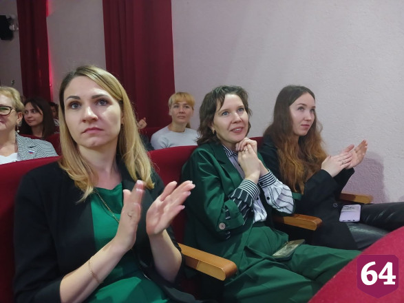 В саратовском ДК вручили паспорта школьникам и холодильник детсадовцам