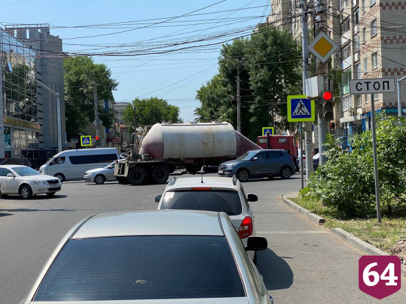 Авария с грузовиком спровоцировала пробку в центре Саратова