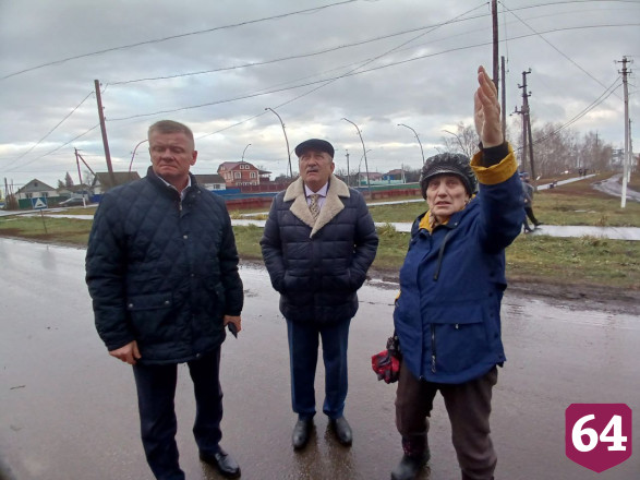 Саратовских чиновников призвали отремонтировать крышу учительнице