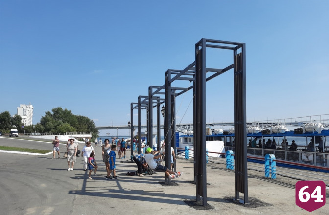 На набережной Саратова установили новые качели 