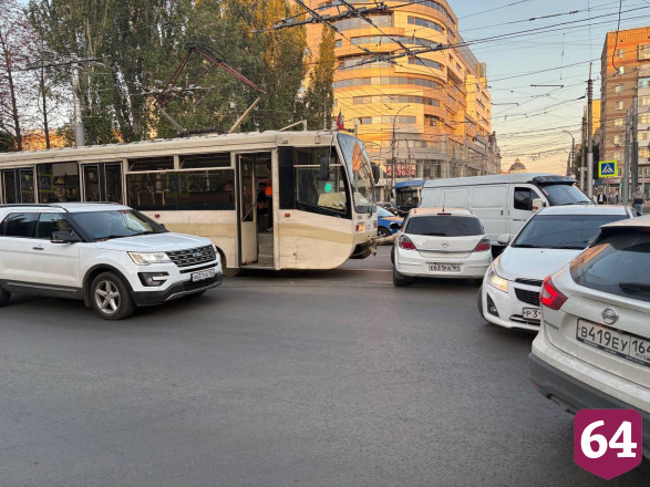 В центре Саратова из-за ДТП встали трамваи и троллейбусы