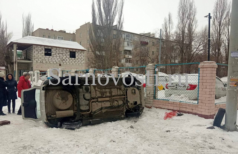 В центре Саратова опрокинулся автомобиль