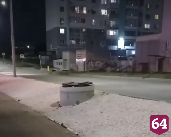 В Саратове неизвестные засыпали газон щебнем 