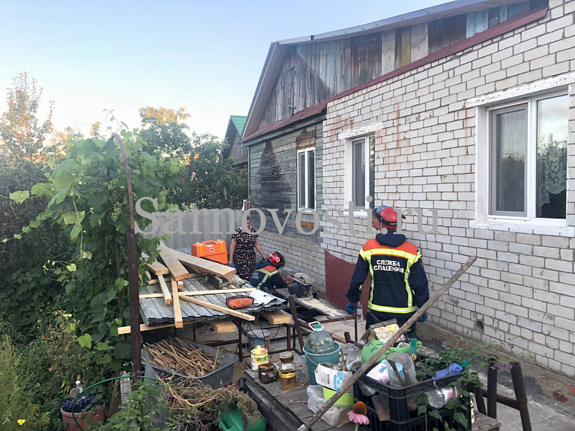 В Саратове мужчина сорвался с крыши во время ремонта
