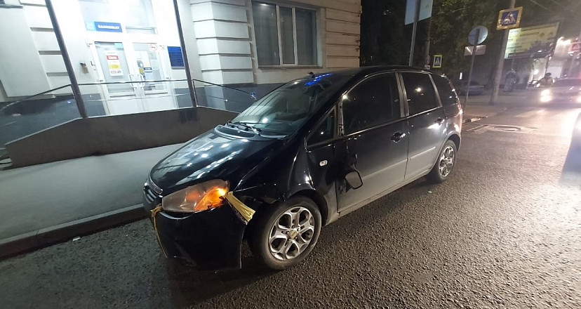 В Саратове на улице Чапаева женщина попала под иномарку 