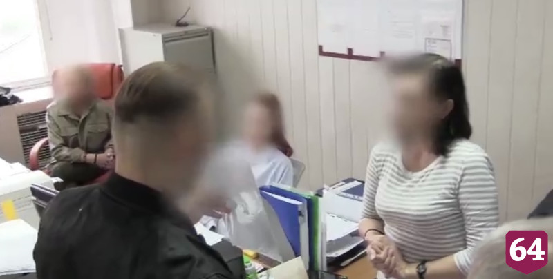В Саратове женщина проводила фиктивные экзамены для мигрантов