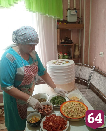 Саратовцы сушат овощи для бойцов на передовой
