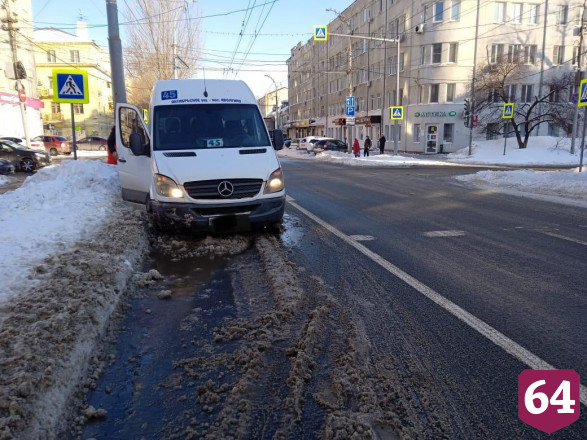 В центре Саратова водитель маршрутки сбил нарушителя ПДД
