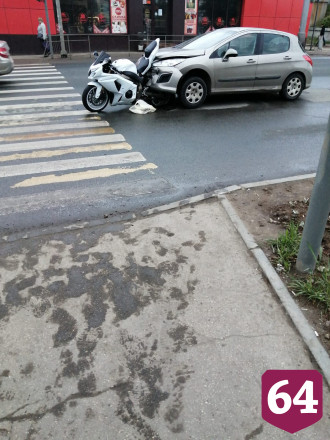 В Саратове мотоцикл «выстоял» в ДТП с легковушкой