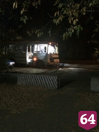 Под Саратовом автобус с пассажирами врезался в столб
